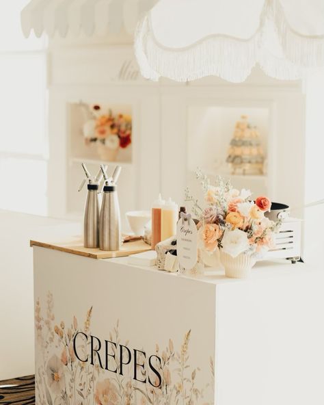 A space filled with magic✨🌸 Design + Styling: @solizaevents Venue: @canyongateccevents Photographer: @haleyannphotography Videographer:@thevideochef.lv Floral: @mylofleurflorallv Cake: @cakedlasvegas Cookies: @cakewithasideofcookies Macaroons: @macaronsbynora roons Boba:@teamaisonlasvegas Crepes: @irresistibleevents Dulcería: @peaches_minipancakes Musician: @thecelloguy DJ: @djmikelv Mariachi: @mariachisoldelasvegas Photobooth: @goldenphotoboothlv Acrylic Signage: @cocoa_and_confetti Custom ... Crepe Bar Wedding, Crepe Station Wedding, Crepe Station, Crepe Bar, Stage Platform, Dior Perfume Bottle, Cider Bar, Quinceañera Ideas, Crystal Centerpieces