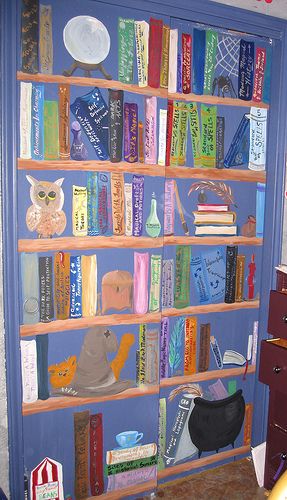 cute HP bookshelf Harry Potter Door Decorations, Harry Potter Theme Room, Harry Potter Mural, Harry Potter Closet, Bookcase Quilts, Harry Potter Themed Bedroom, Bookcase Quilt, Classe Harry Potter, Painted Closet