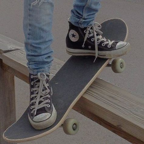 Xavier Samuel, Skater Boi, Skate Aesthetic, Skateboard Aesthetic, Skater Vibes, Skateboard Photography, Skater Boys, Skater Aesthetic, Cool Skateboards