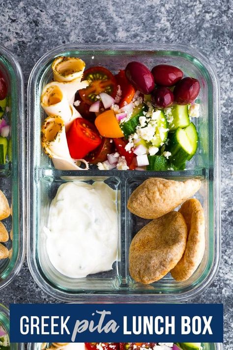 No cook Greek pita bento box has chicken, greek salad, tzatziki and pita bread. No cooking required, and assembled in under 20 minutes! Chicken Greek, Greek Pita, 2b Mindset, Salad Meal Prep, Work Lunches, Filling Lunch, Cold Lunches, No Cook, Mason Jar Salad