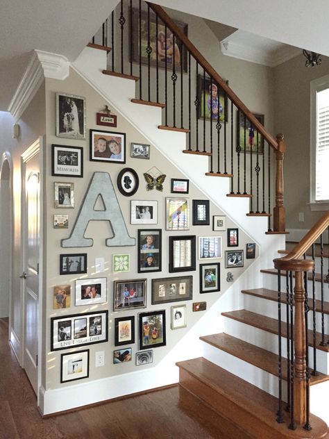 Foto Scale, Stair Wall Decor, Family Photos Wall Decor, Gallery Wall Design, Staircase Wall Decor, Stair Wall, Family Photo Wall, Staircase Wall, Home Decor Aesthetic