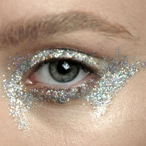 messy glitter Silver Makeup, Couture Makeup, Glitter Eye Makeup, Glitter Eyes, Editorial Makeup, Glitter Makeup, Giambattista Valli, Her Eyes, Mode Inspiration