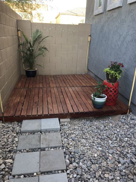 Outdoor Patio Ideas Backyards, Yard Ideas Cheap, Yard Ideas Backyard, Diy Backyard Patio, Pallet Patio, Backyard Landscaping Plans, Backyard Diy Projects, Diy Deck, Diy Yard