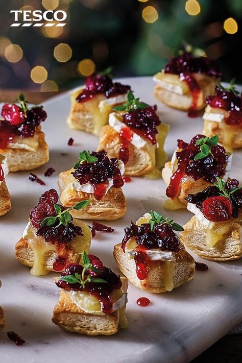 Winter Canapes Ideas, Camembert Cheese Recipes Appetizers, Christmas Starter Ideas, Christmas Tapas Ideas, Winter Canapes, Wedding Canapes Ideas, Christmas Nibbles Ideas, Cranberry Camembert, Easy Catering Food Ideas