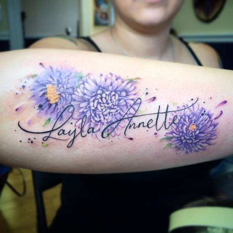 Flowers And Names Tattoo, Watercolor Aster Tattoo, Aster Flower Tattoo With Name, Flower Tattoo With Name, Mother Tattoo Ideas, Steve Tattoo, Aster Flower Tattoo, Aster Tattoo, Chrysanthemum Flower Tattoo