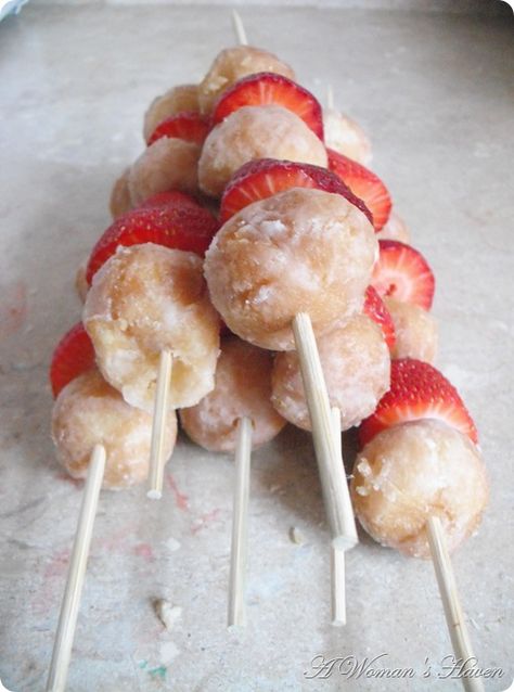 Strawberry Kabobs, Fruit Kabob, Picnic Company, Parties Themes, Baby Shower Food For Girl, Skewer Sticks, Fruit Company, Child Nutrition, Kids Juice