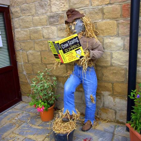 Library Scarecrow Ideas, Cool Scarecrow Ideas, Scarecrow Contest Ideas Diy, Diy Scarecrow For Porch, Scare Crow Contest Ideas, Fun Scarecrow Ideas, Unique Scarecrow Ideas, Scarecrow Decorating Contest, Creative Scarecrow Ideas