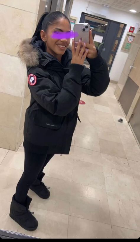 Canada Goose Outfit Winter Style, Canada Goose Women Outfits Street Styles, Canada Goose Jacket Outfit, Burberry Bucket Hat Outfit, Canada Goose Women Outfits, Canada Goose Outfit, Winter Outfits Indie, Burberry Bucket Hat, Puffer Outfit