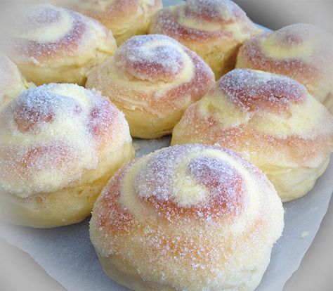 This Ensaymada Recipe also known as Filipino Sweet Buns is a sweet and cheesy bread usually eaten partnered with coffee. Recipe includes flour, cheese etc. Ensaymada Recipe, Filipino Bread, Food For Memory, Filipino Food Dessert, Kek Lapis, Filipino Dessert, Filipino Foods, Sweet Buns, Aw Yeah