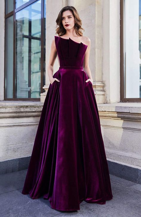 Velvet Ball Gown, Velvet Evening Gown, Strapless Evening Gowns, Ball Gown Skirt, Evening Dresses Short, Short Wedding Dress, Party Gowns, Mermaid Dresses, Fancy Dresses