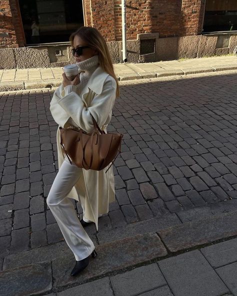 Downtown Fall Aesthetic, Cream Fall Outfit, Black Heel Boots Outfit, Cyme Bag, Heels Boots Outfit, Cream Turtleneck Sweater, Cream Turtleneck, Winter Shopping, Shoes Heels Classy