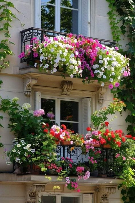 Balcony Design Apartment, Planter Railing, Paris Penthouse, Terrace Designs, Corner Garden Ideas, Decorating Balcony, Paris Balcony, Best Master Bedrooms, Deck Decor