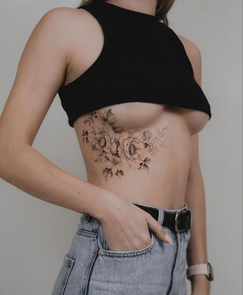 Under The Breast Tattoo, Tatuaje Cover Up, Flower Tattoo On Ribs, Art Tattoo Design, Side Tattoos Women, Tattoos On Side Ribs, Rib Tattoos For Women, Tattoo Design Tattoo, Waist Tattoos