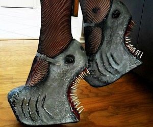 Crazy Heels, Quirky Shoes, Funny Shoes, Creative Shoes, Ugly Shoes, Funky Shoes, Unique Shoes, Shoe Art, 영감을 주는 캐릭터