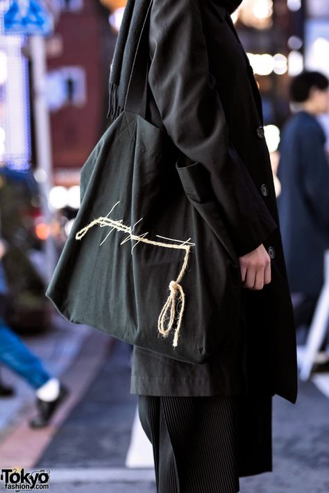 Yohji Yamamoto Bag, Yoji Yamamoto, Futurism Fashion, Harajuku Street Style, Harajuku Girl, Minimalist Street Style, Harajuku Street, Harajuku Girls, All Black Fashion