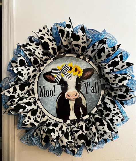 Cow Wreaths For Front Door Diy, Cow Wreath Diy, Cow Wreath Ideas, Cow Wreaths For Front Door, Cow Crafts For Adults, Cow Print Wreath, Door Reefs, Cow Crafts, Animal Wreaths