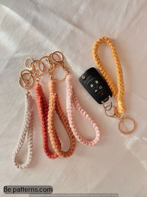 crochet blanket-Beginner Crochet Keychain-Keychain Crochet Projects Diy Crochet Keychain, Frocks Pattern, Crochet Keychain Ideas, Car Keychain Ideas, Keys Keychain, Chain Ideas, Boho Car Accessories, Key Wristlet, Crochet Cupcake