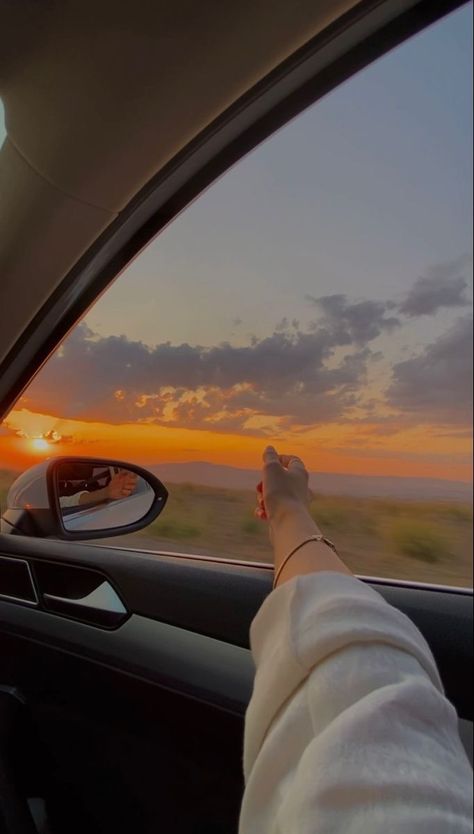 Travel In Car Aesthetic, Car Traveling Aesthetic, Roadtrip Picture Ideas, Road Trip Picture Ideas, Car Driving Photography, Car Drives Aesthetic, Car Pic Aesthetic, Car Travel Aesthetic, Sun Set Aesthetic