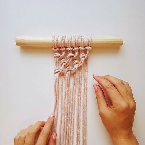 Beginners Macrame Knots - 4. Alternating Half Hitch Knots Basic Macrame Knots, Hitch Knot, Diy Macrame Wall Hanging, Basic Macrame, Half Hitch Knot, Free Macrame Patterns, Macrame Knots Tutorial, Mollie Makes, Macrame Supplies