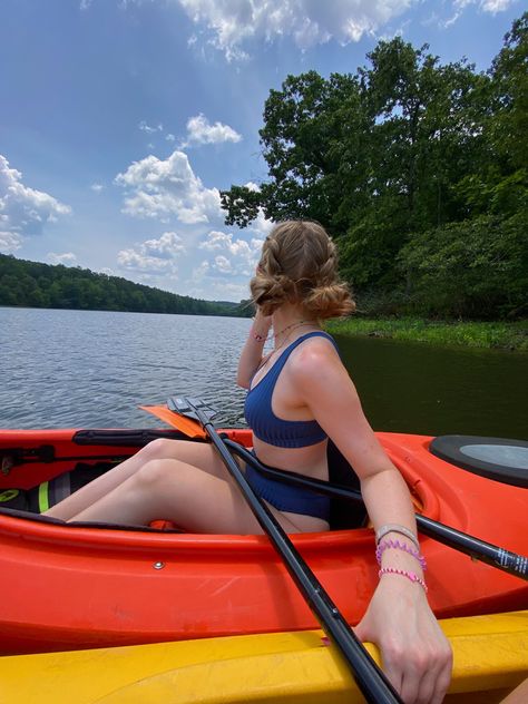 kayaking and lake day hairstyle, summer fun ideas Lake Day Hair, Kayak Pictures, Summer Fun Ideas, Kayaking Outfit, Lake Hair Styles, Lake Day, Travel Pictures Poses, Summer Bucket Lists, Fun Ideas