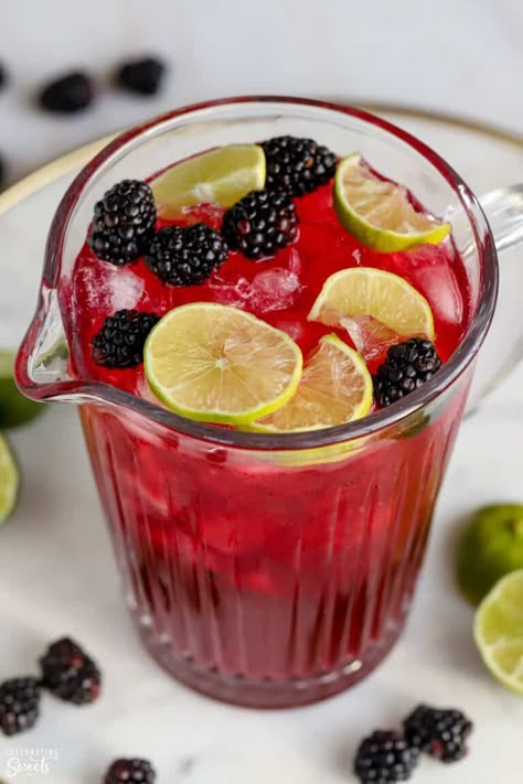 Blackberry Margarita Pitcher, Lemonade Margarita Recipe, Margarita Pitcher Recipe, Blackberry Cocktails, Blackberry Margarita Recipe, Pitcher Margarita Recipe, Lemonade Margarita, Blackberry Lemonade, Fruit Margarita