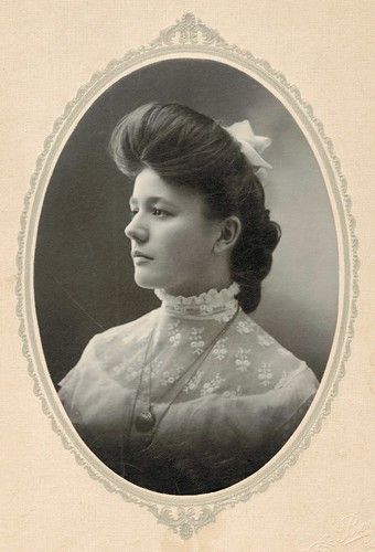 Victorian Era Hairstyles, Victorian Portrait, Victorian Picture Frames, Vintage Photo Album, Victorian Portraits, Antique Photography, Antique Picture Frames, Zeta Jones, Old Portraits