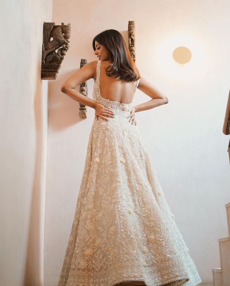 Dress Ideas For Brothers Wedding Indian, Indian Western Wedding Dress, Lehenga For Brothers Wedding, Desi Gown, Western Indian Outfits, Shaadi Dresses, Indowestern Gown, White Lehenga, Reception Outfit