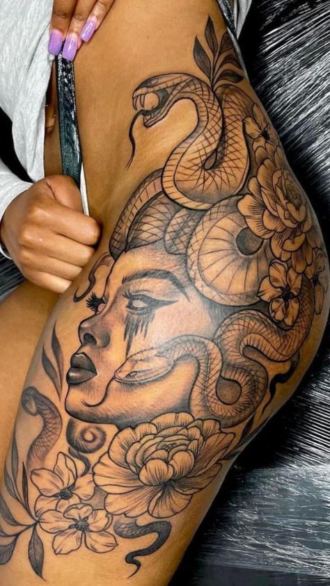 Cute Thigh Tattoos, Girl Thigh Tattoos, Medusa Tattoo Design, Hip Thigh Tattoos, Cute Hand Tattoos, Pretty Hand Tattoos, Hip Tattoos Women, Tattoos For Black Skin, Medusa Tattoo