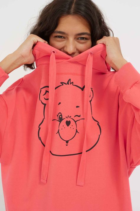 Part of our collaboration with the Care Bears, this coral hoodie is at once nostalgic and fun. It is made from super soft cotton and printed with the face of Good Luck Bear. Drop shoulders and an oversized silhouette add to a relaxed mood. Note the tonal embroidered heart on the sleeve for a sweet detail. Oversized Fit Model is 5ft 10in and wears a UK size 8/Small. DETAILS TX17 Pink 100% Co Sweatshirt Oversized Fit MEASUREMENTS Chest -56cm Length -65cm Sleeve Length -48cm CARE HAND WASH OR DRY C Good Luck Bear, The Care Bears, Chinti And Parker, Cashmere Hoodie, Jersey Sweatshirt, Embroidered Heart, Sporty And Rich, Care Bears, Oversized Silhouette