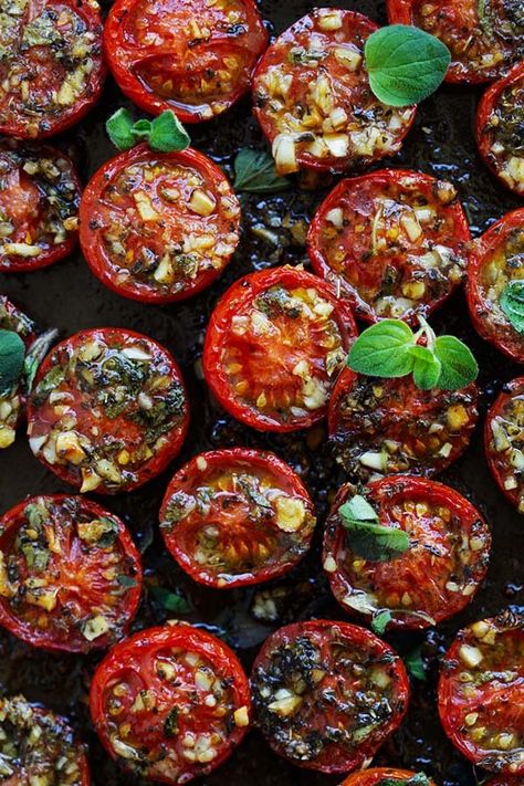 The best Italian roasted tomatoes recipe. Sauteed Tomatoes Recipes, Recipes With Roasted Tomatoes, Roasted Tomatoes Recipe, Tomato Roasted, Tomatoes Roasted, Recipe With Garlic, Oven Roasted Tomatoes, Marinated Tomatoes, Vegetarian Italian