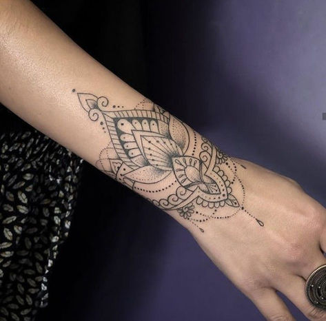 Mandela Tattoo Hand, Wrist Cuff Tattoos For Women, Tattoo Armband, Mandala Wrist Tattoo, Mandela Tattoo, Wrist Bracelet Tattoo, Cuff Tattoo, Animal Tattoo Ideas, Cool Wrist Tattoos