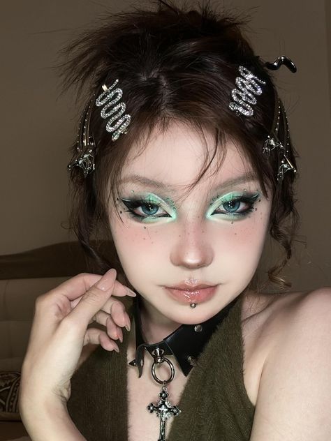 Oil Spill Makeup, Ulzzang Makeup Tutorial, Curly Hair Drawing, Ulzzang Makeup, Oil Spill, Hair Drawing, Halloween 2024, Eye Makeup Art, Sea Creature