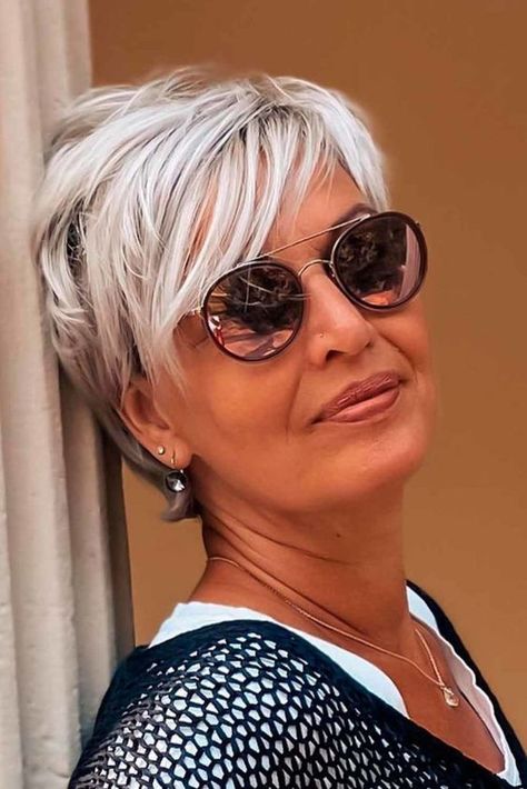 Femme de 60 ans à lunettes : 50 coupes de cheveux à adopter Trendy Bangs, Bang Hairstyles, Hairstyles For Older Women, Messy Pixie, Hair Brunette, Growing Out Short Hair Styles, Latest Short Hairstyles, Trendy Short Haircuts, Curly Hair Women