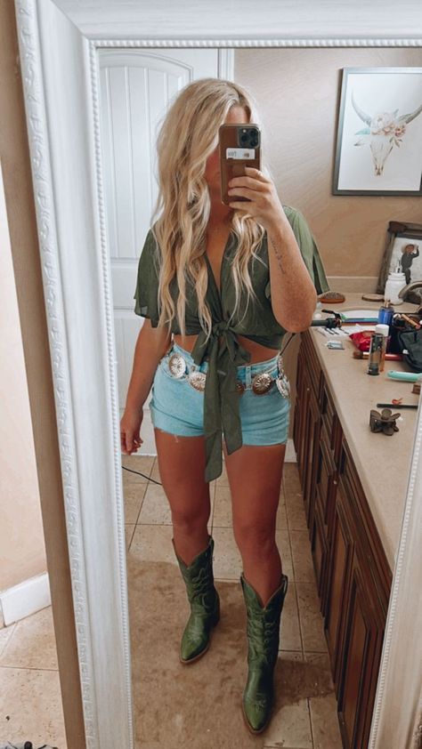 Western Casual Outfits Summer, Dingo Boots Outfit, Summer Country Festival Outfit, Going Out Western Outfit, Western Country Concert Outfit, Nashville Outfits Going Out Summer, Rodeo Outfits Summer, Ccmf Outfits, Country Rock Concert Outfit