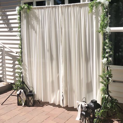 Easy Diy Photo Backdrop Wedding, Simple Picture Backdrop, Backdrops For Parties Diy Easy, Photo Area Wedding Backdrops, Wedding Light Backdrop, Outdoor Backdrop Ideas Birthday, Easy Wedding Photo Backdrop, Outdoor Backdrop Ideas, Simple Backdrop Ideas