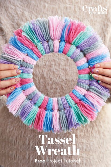 Diy Crafts With Yarn Easy, Yarn Christmas Wreath Diy, Pompom Wreath Ideas, Crafts To Do With Yarn, Yarn Wreath Ideas, Diy Yarn Wreath Tutorial, Yarn Crafts For Adults, Church Christmas Crafts, Yarn Wreath Diy