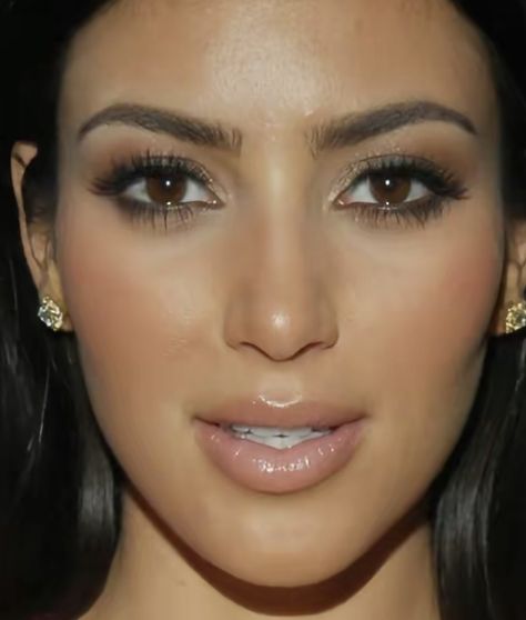 Kim Kardashian Early 2000s Makeup, Kim 2000s Aesthetic, Kim Kardashian Smokey Eye 2000s, 2008 Kim Kardashian, Kim K Tape Makeup, Kim K Makeup 2000s, 2000s Smokey Eye Makeup, Y2k Bronze Latina Makeup, Kim K 2000s Makeup