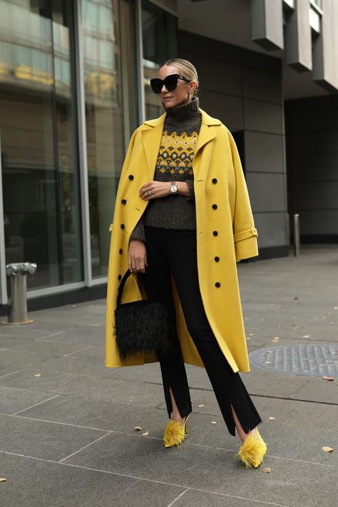 Yellow Coat Outfit, Yellow Shoes Outfit, Blair Eadie, Yellow Coat, Color Combinations For Clothes, Yellow Outfit, Style Inspiration Winter, Trendy Fall Outfits, Looks Street Style