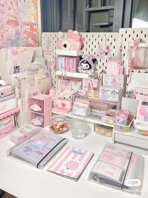 Aesthetic Study Desk, Kuromi Pink, Kawaii Room Ideas, Room Organisation, Study Desk Decor, School Pens, Arte Do Kawaii, Hello Kitty Rooms, Pink Desk