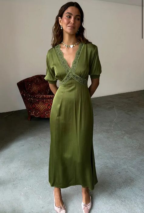 Satin Dress Outfit Casual, Outfit Ideas Romantic, Tropical Wedding Guest, Satin Dress Outfit, Dress Outfit Casual, Green Silk Dresses, Green Velvet Dress, Jeanne Damas, Olive Green Dresses