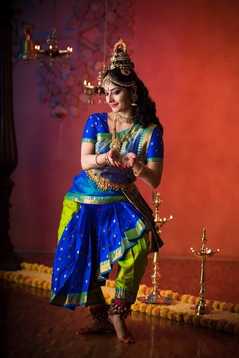 Antic Jewellery, Bharatanatyam Costume, Bharatanatyam Dancer, Pavadai Sattai, Indian Classical Dancer, Bharatanatyam Poses, Dance Of India, Classical Dress, Saree Wearing Styles