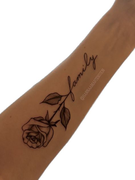 Rose tattoo with text ’Family’ Tattoo artist: @tattoodreamsswedenpernilla Female Hand Tattoo, Unique Arm Tattoos, Best Tattoos For Men, Rose Tattoo With Name, Hand Tattoo Designs, Simple Rose Tattoo, Rose Tattoo Forearm, Rose Tattoo On Arm, Believe Tattoos