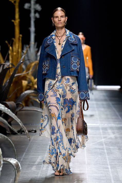 Etro Spring 2025 Ready-to-Wear https://www.vogue.com/fashion-shows/spring-2025-ready-to-wear/etro/slideshow/collection#16 Designer Sportswear, Casual Chic Summer, What Is Fashion, Spring 2025, Summer 2025, Minimal Outfit, Spring Fashion Trends, Nyc Fashion, Mode Inspiration