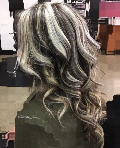 Skunk Hair, Blonde Highlights On Dark Hair, Hair Color Streaks, Dark Hair With Highlights, Hair Streaks, Dyed Hair Inspiration, Blonde Hair Inspiration, Pretty Hair Color, Hair Stylies