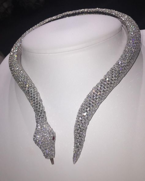 Snake diamond necklace #design#love#instagood#instadaily Expensive Jewelry Luxury, Snake Jewelry, Image Description, Diamond Necklaces, Snake Necklace, Dope Jewelry, Necklace Design, Jewelry Fashion Trends, Expensive Jewelry