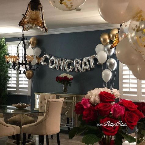 Homemade Engagement Decorations, Engagement Dinner Decor, Congrats Decorations, Surprise Engagement Party Ideas, Engaged Balloons, Engagement Decorations At Home, Congrats Balloons, Engagement Congrats, Engagement Decoration