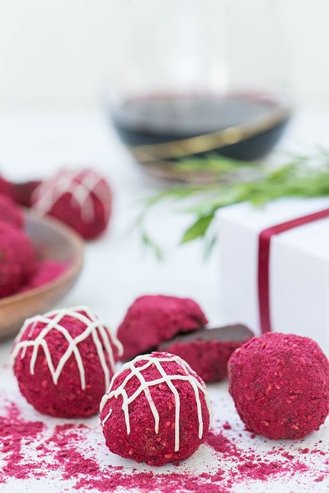 These red wine chocolate truffles are exquisite! The chocolate and berry flavors, in this no-bake dessert, match so well! Plus, this is a really easy chocolate truffle recipe to make. They're great for special parties or as a gift...or just for you! #Truffles #Redwine #Chocolate #Recipe Red Wine Truffles, Wine Truffles, No Bake Truffles, Truffle Recipes, Easy Truffles, Wine Chocolate, Homemade Truffles, Dessert Truffles, Chocolate Truffles Recipe Easy