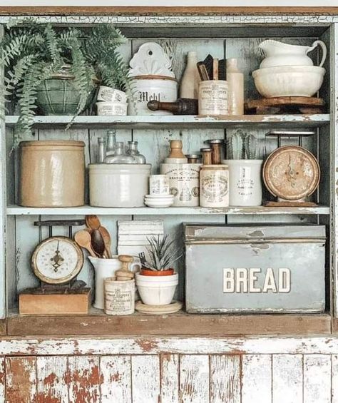 Love love love this so much. Seriously if my whole house could look like this😍 I never really perfected the chippy paint look but so wish I could because I just love that look so much. 📸via Pinterest #farmhousestyle #farmhousedecor #farmhouselove #farmhousechic #farmhousedecorating #chippyfurniture #militarywife #decoratingideas #homedecorating Vintage Decorating Ideas, Dried Gourds, Antique Booth Displays, Antique Booth Ideas, Vintage Crock, Vintage Decorating, Hutch Decor, Cottagecore Home, Vintage Farmhouse Decor