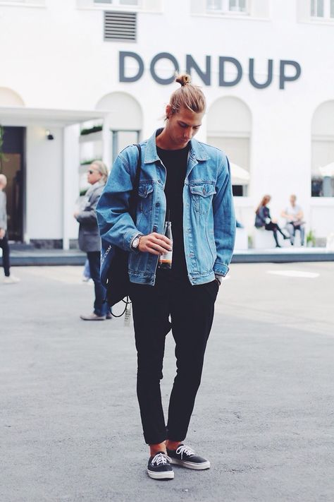 Spring Leather Jacket, Walking Down The Street, Oversized Jean Jacket, Denim Jacket Men, Vans Sneakers, 가을 패션, Men Looks, Mens Street Style, Men's Accessories