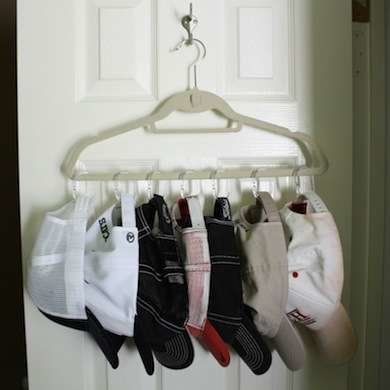 DIY Hat Organizer Diy Hat Storage, Organizing Hats, Hat Storage Ideas, Baseball Hat Storage, Hat Rack Ideas, Baseball Hat Racks, Diy Hat Rack, Diy Bedroom Storage, Cap Organizer